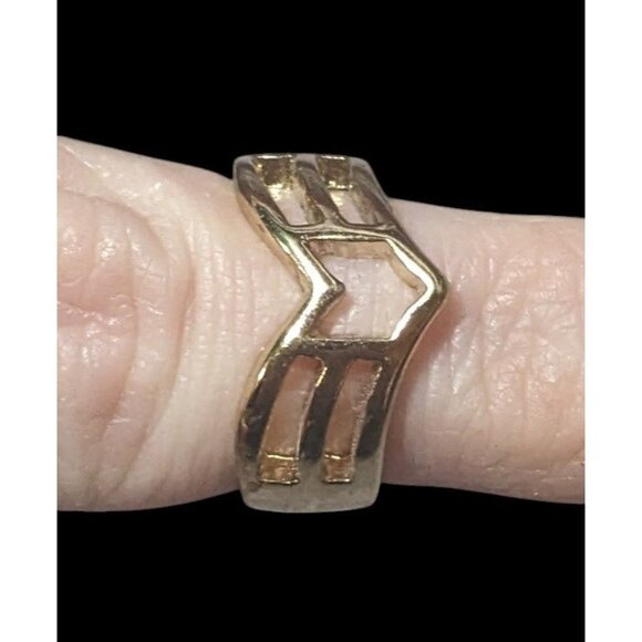 Gold Tone Slotted Chevron Fashion Ring Size 5 3/4 - Picture 12 of 12